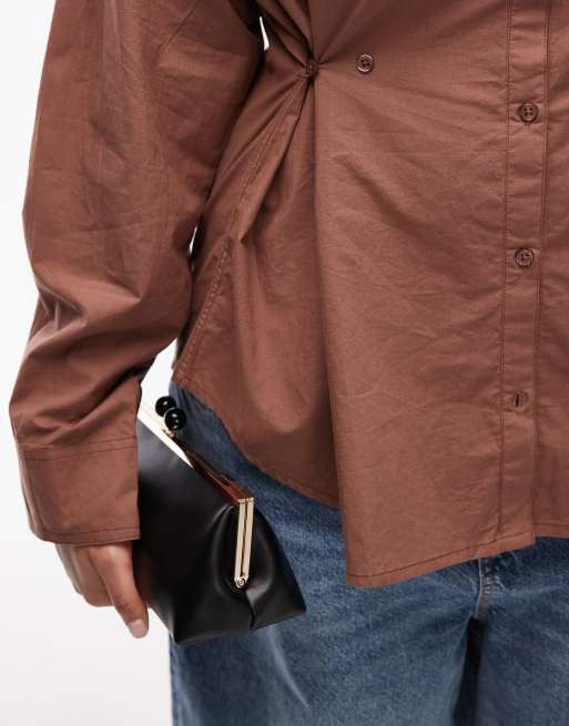 Camisa marrón con detalle de botones y cintura entallada de ASOS DESIGN Curve, 2 de 4