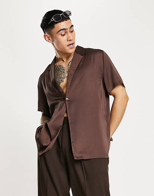 Hombre Other | Camisa marrón cruzada con un solo botón de satén de ASOS DESIGN - IA60305