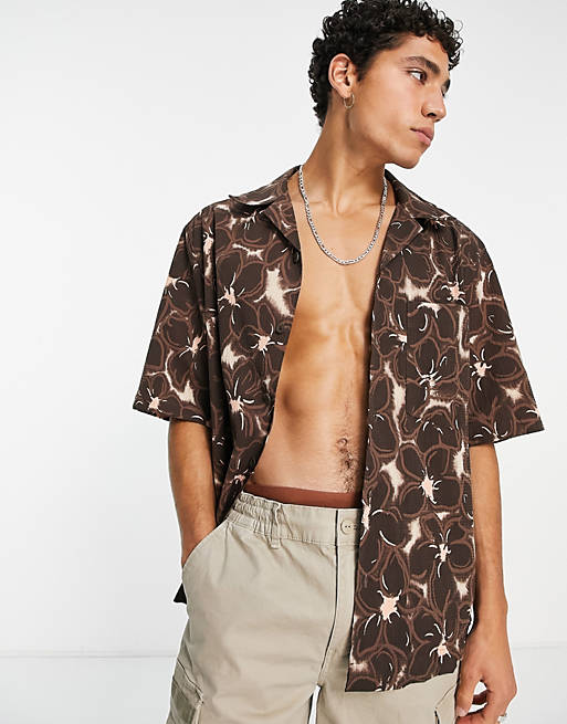 Hombre Other | Camisa marrón de manga corta con estampado floral de River Island - KP55694