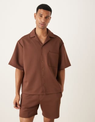 Camisa marrón extragrande con cuello de solapas de tejido efecto neopreno de ASOS DESIGN (parte de un conjunto) - view 1