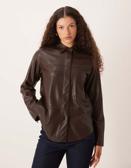 Camisa marrón holgada de poliuretano de Gina Tricot
