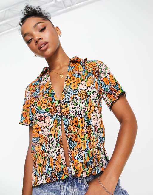 Camisa multicolor plisada con estampado floral y botones en la parte delantera de Monki