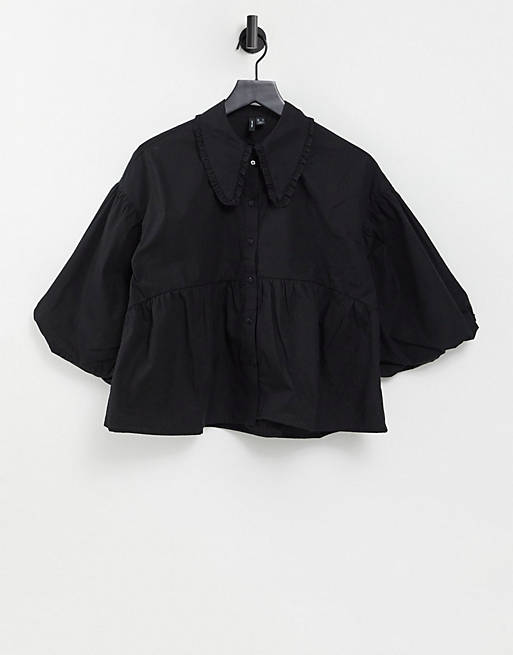 Camisa negra amplia con mangas abullonadas y sobrefalda de Vero Moda