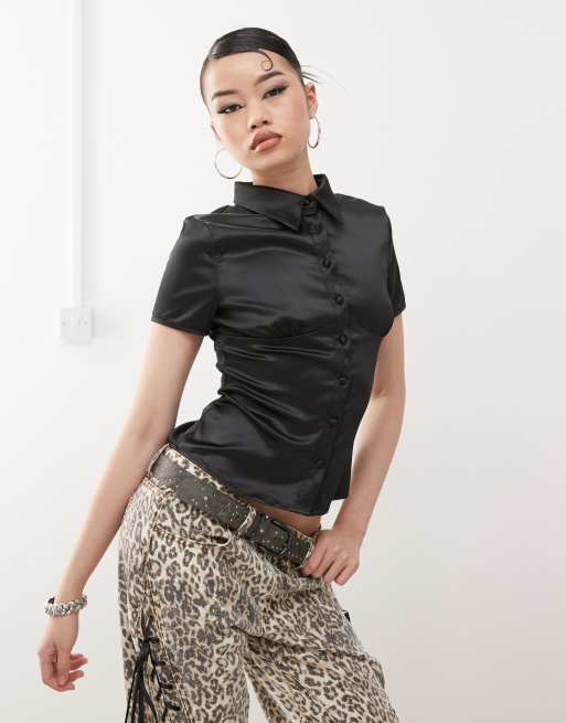 Camisa negra con botones en la parte delantera, solapas y detalle fruncido en el pecho de Princess Polly