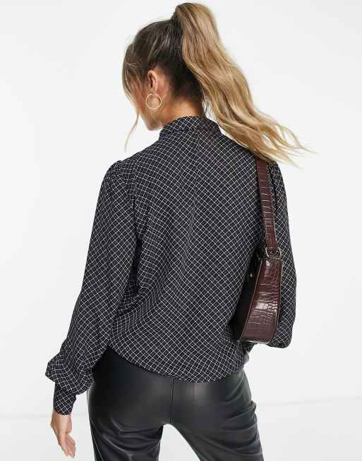 Camisa negra con diseño a cuadros y lazada en el cuello de JDY ASOS