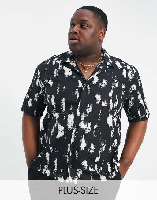Camisa negra con estampado blanco y cuello de solapas Fiske de Twisted Tailor Plus