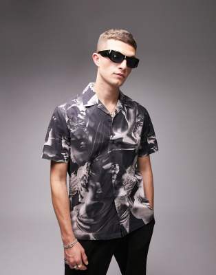 Camisa negra con estampado de dios griego y cuello de solapas de Topman