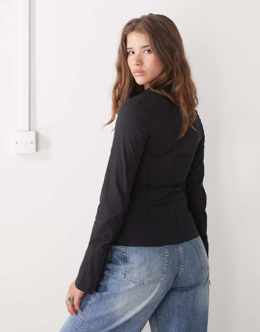 Camisa negra con mangas acampanadas y cremallera de Weekday, 3 de 4