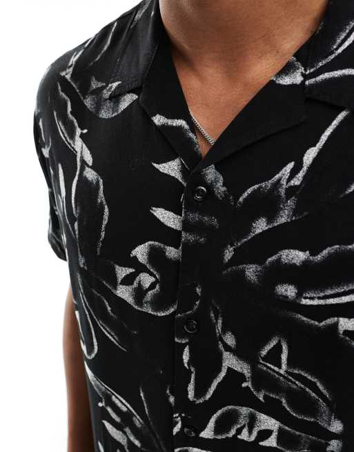 Camisa negra con solapas y estampado floral de Jack & Jones 