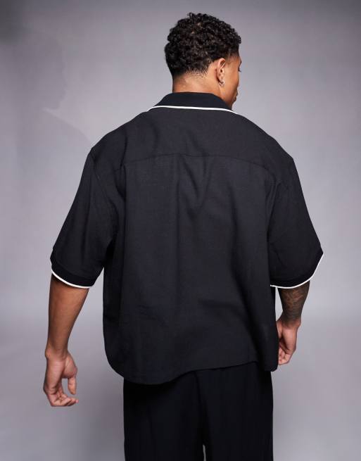 Camisa negra de corte cuadrado extragrande con cuello de solapas y bordado lineal en el pecho de ASOS DESIGN, 3 de 4