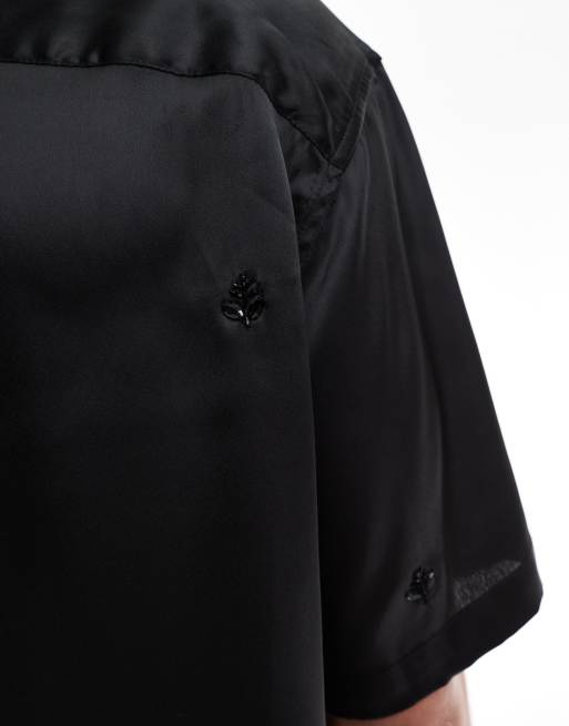 Camisa negra de corte cuadrado extragrande de satén con detalle de abalorios de ASOS DESIGN, 3 de 4