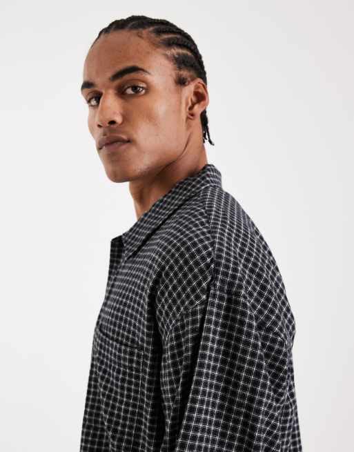 Camisa negra de corte cuadrado y manga larga con estampado de cuadrícula de Jack & Jones, 4 de 5