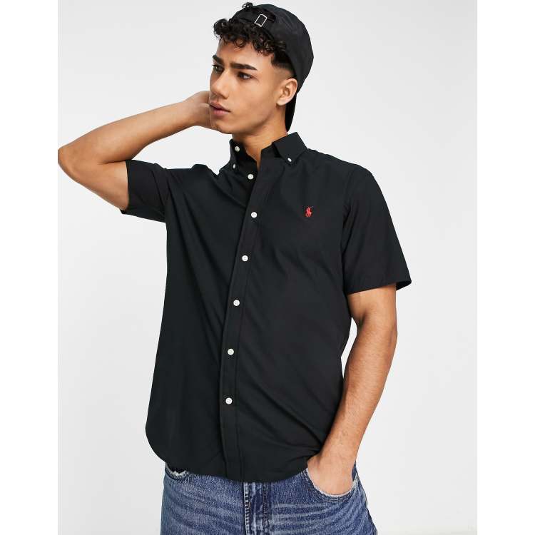 Camisa negra de corte custom est ndar y manga corta con logo de