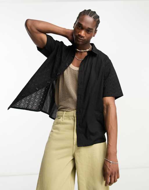 Camisa negra de manga corta con cuello de solapas y bordado ingl s
