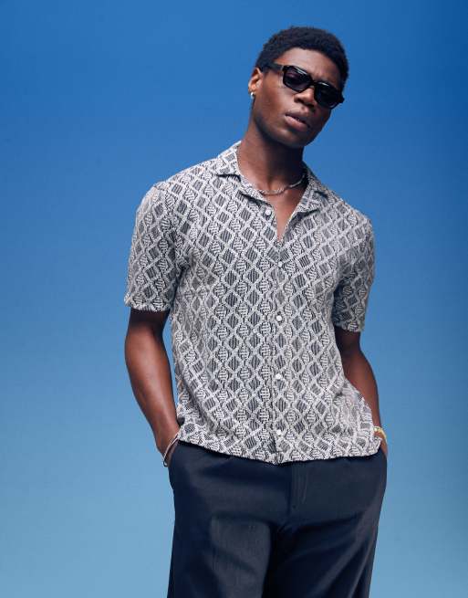 Camisa negra de manga corta con patrón cruzado combinado en contraste de croché de Hollister 