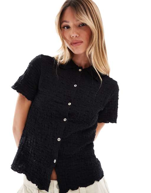 Camisa negra de manga corta de tejido texturizado de Mango