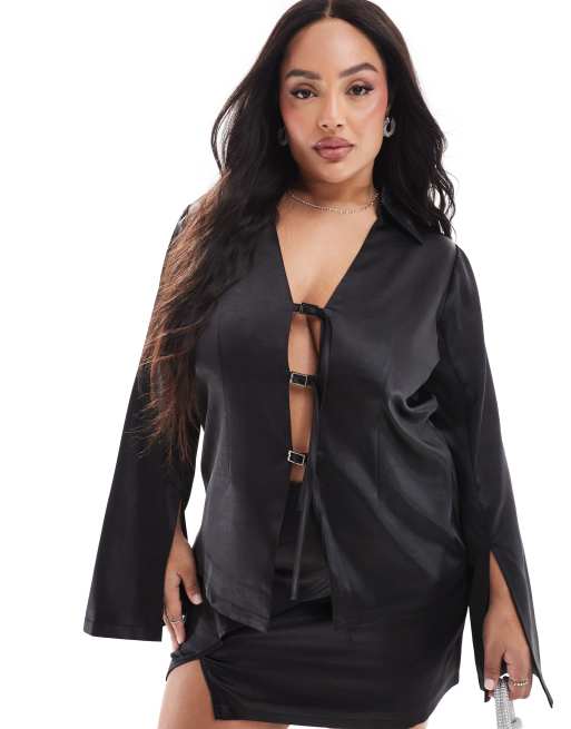  Camisa negra de satén con mangas anchas abiertas y detalle de hebillas en la parte delantera exclusiva de Renee Studio Plus x Michelle Nayla (parte de un conjunto)  
