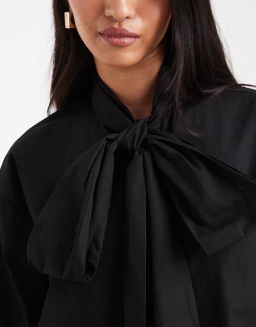 Camisa negra extragrande con lazada en el cuello de ASOS DESIGN, 3 de 4