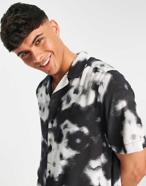 Camisa negra holgada de manga corta con estampado floral de Calvin Klein, 4 de 4