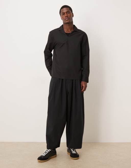 Camisa negra holgada sin aberturas con cuello de pico de popelina de ASOS DESIGN, 2 de 5