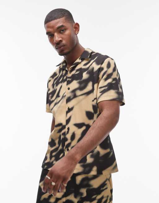 Camisa negra plisada de manga corta con estampado difuminado de Topman (parte de un conjunto)