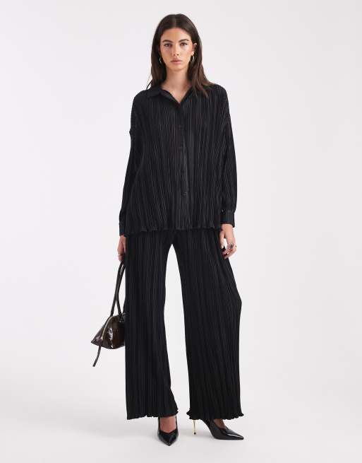 Camisa negra plisada y abotonada con cuello de solapas y bordes ondulados de 4th & Reckless (parte de un conjunto), 2 de 4