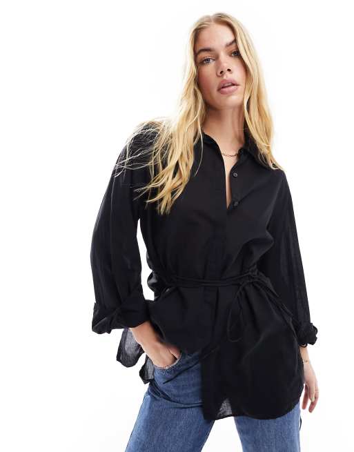 Camisa negra transparente de corte alargado con detalle de lazada en la cintura Magma de Weekday