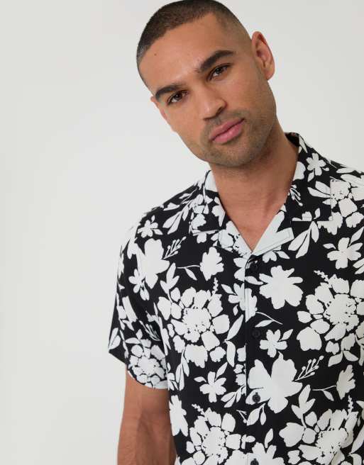 Camisa negra y blanca de manga corta con estampado floral de Threadbare, 4 de 5