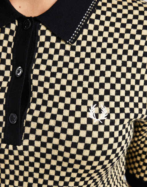Camisa negra y dorada de manga corta con estampado de cuadros dameros con logo de punto de Fred Perry, 3 de 4