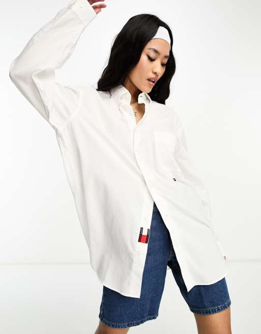 Camisa Oxford blanca de manga larga con logo de bandera de Tommy Hilfiger x Shawn Mendes, 3 de 4