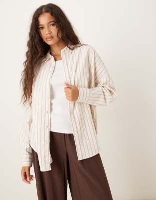 Camisa Oxford color crema a rayas burdeos de corte boyfriend extragrande de AWARE