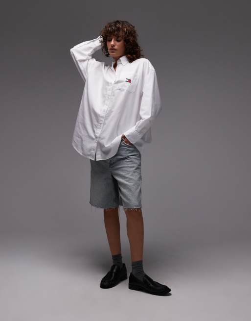Camisa Oxford color crudo con parche del logo de Tommy Jeans