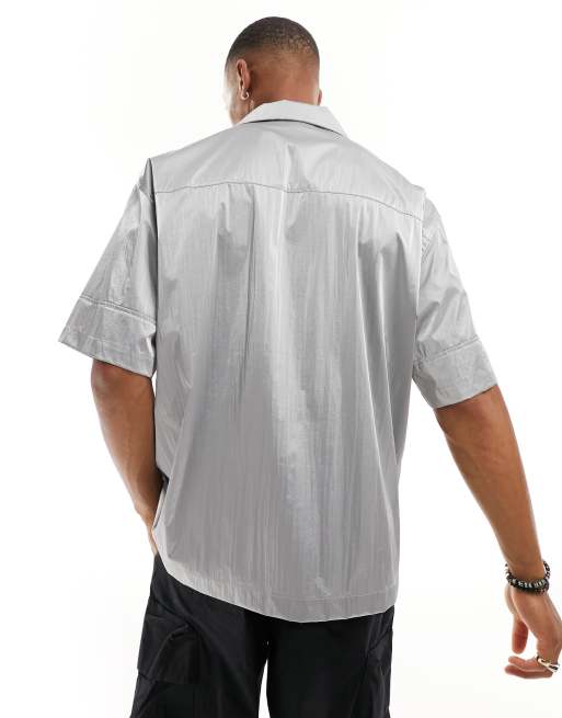 Camisa plateada de corte cuadrado extragrande con detalle de anilla en forma de "D" de nailon de ASOS DESIGN, 2 de 4