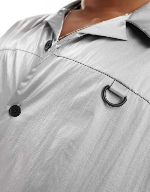 Camisa plateada de corte cuadrado extragrande con detalle de anilla en forma de "D" de nailon de ASOS DESIGN, 3 de 4