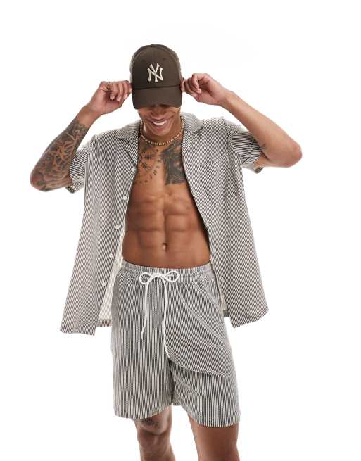 Camisa playera a rayas marrones y blancas de punto de South Beach (parte de un conjunto)