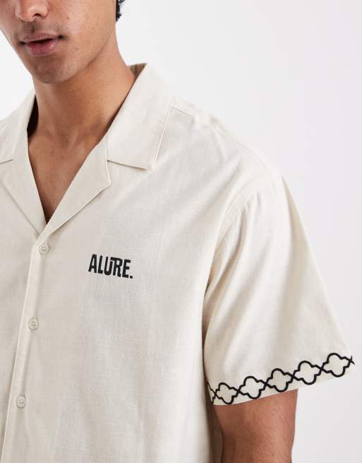 Camisa playera beis con estampado de palmeras en la espalda de Aray, 5 de 5
