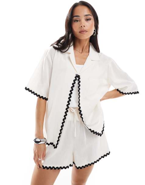 Camisa playera blanca de manga corta con ribetes en zigzag exclusiva de Esmée (parte de un conjunto) - view 1