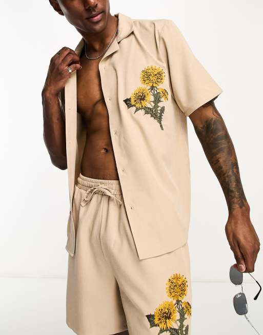 Camisa playera color avena con acabado texturizado y aplicación floral de Bolongaro Trevor