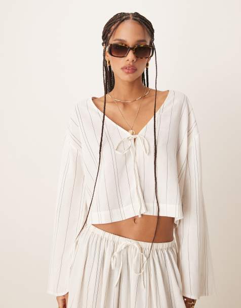 Camisa playera con rayas monocromáticas finas y lazada delantera de tejido con lino Belle de ASOS DESIGN - view 1