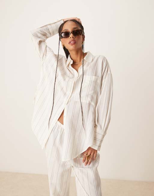 Camisa playera con rayas monocromáticas y lazadas laterales Belle de ASOS DESIGN