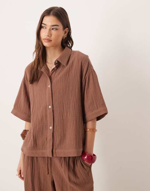 Camisa playera marrón moca estilo resort de manga corta de bambula Callie de ASOS DESIGN
