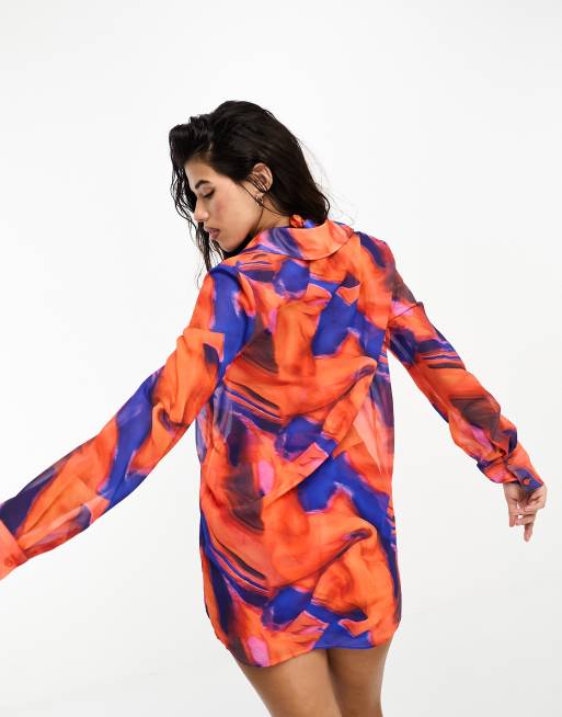 Camisa playera multicolor con estampado abstracto de chifón de