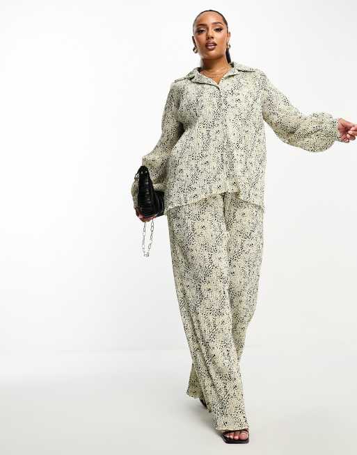 Camisa plisada con estampado de serpiente de In The Style Plus parte de un conjunto ASOS
