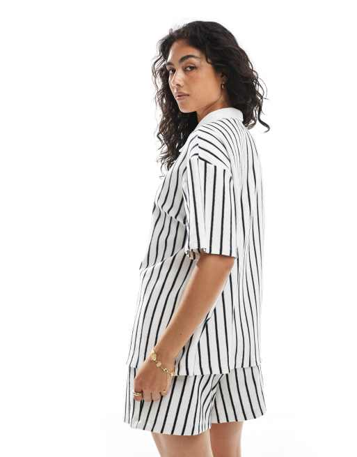conjunto de camisa a rayas azul marino y blanco