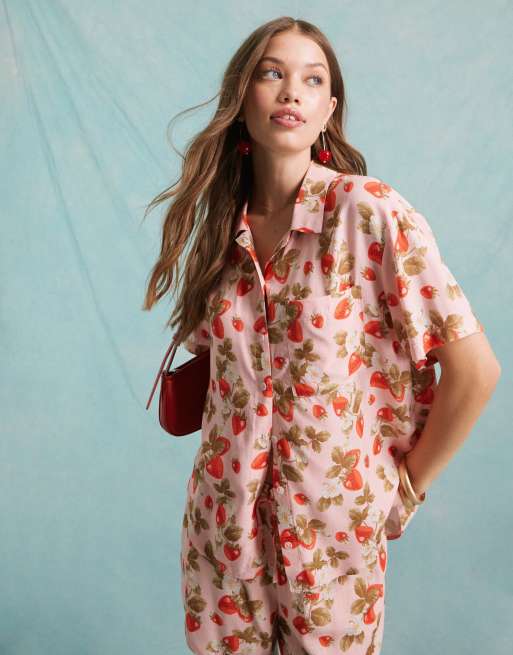 Camisa resort de manga corta con estampado de fresas de tejido efecto lino de Miss Selfridge (parte de un conjunto)