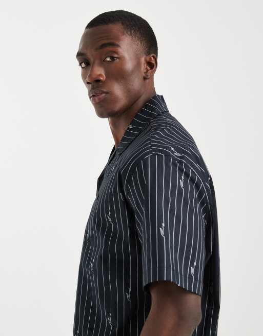 Camisa resort negra a rayas de manga corta con estampado integral de cocodrilo de Lacoste , 3 de 5