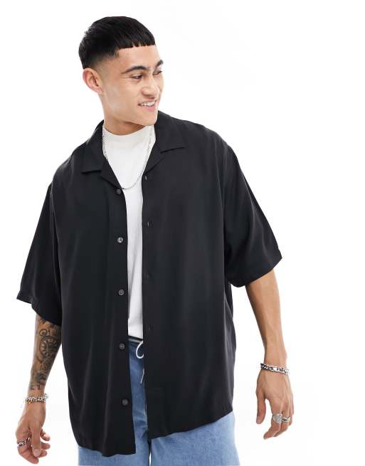 Camisa resort negra extragrande de manga corta de Weekday