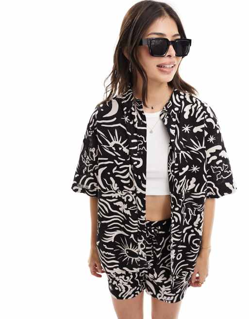 Camisa resort playera blanca y negra con estampado gráfico de Iisla & Bird (parte de un conjunto), 3 de 4