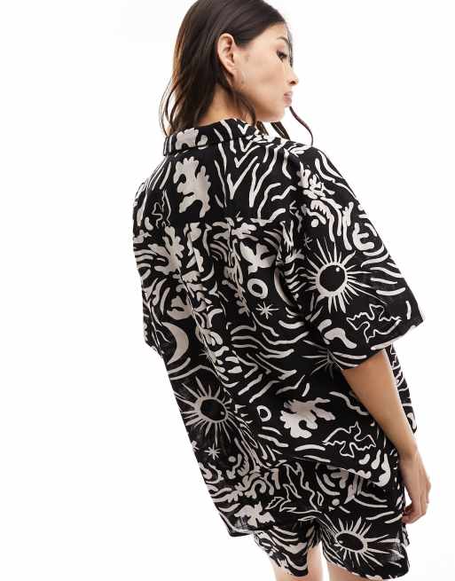 Camisa resort playera blanca y negra con estampado gráfico de Iisla & Bird (parte de un conjunto), 4 de 4