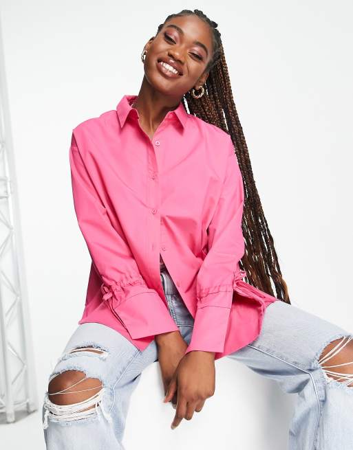 Camisa rosa intenso de corte boyfriend extragrande y detalle de lazada en las mangas de The Frolic